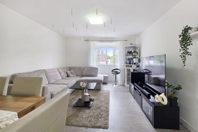 2 bed property, in Alliance Close, £319,950