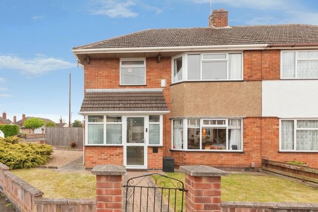 3 bed property, in Fosse Way, £325,000