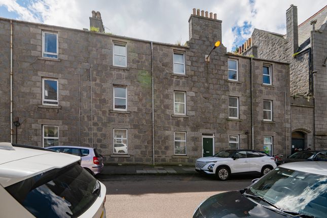 2 bed property, in Urquhart Road, £60,000