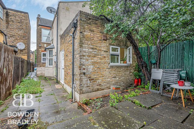 1 bed property, in North Birkbeck Road, £375,000