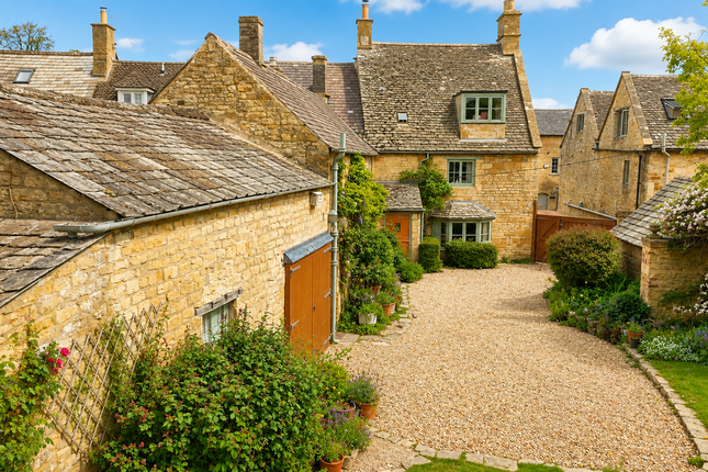 5 bed property, in Bourton On The Hill, £780,000