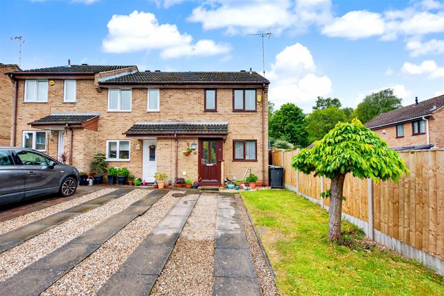 2 bed property, in Plantation Close, £170,000
