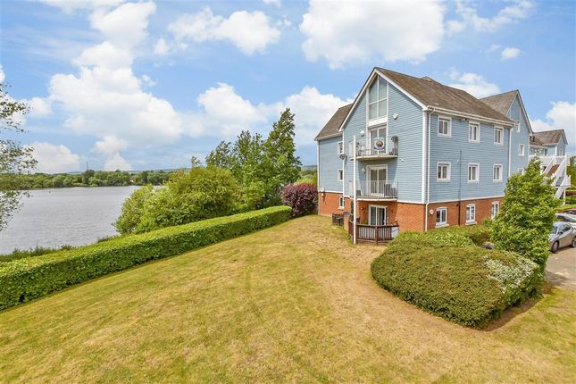 2 bed property, in The Lakes, £240,000