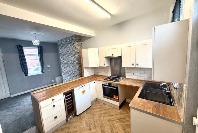 2 bed property, in Crookes Street, £85,000