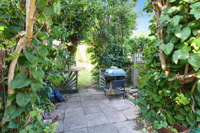 2 bed property, in Queens Road, £265,000