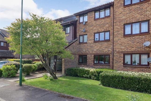 2 bed property, in Newbridge Close, £195,000
