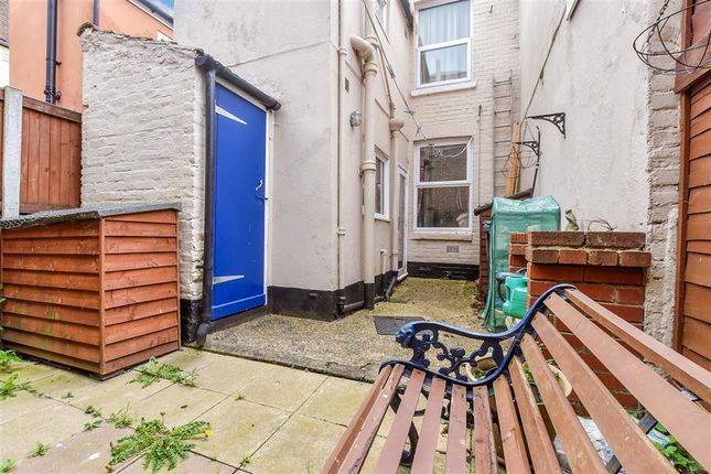 2 bed property, in Wood Street, £170,000