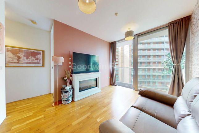 1 bed property, in Timber Wharf, £190,000