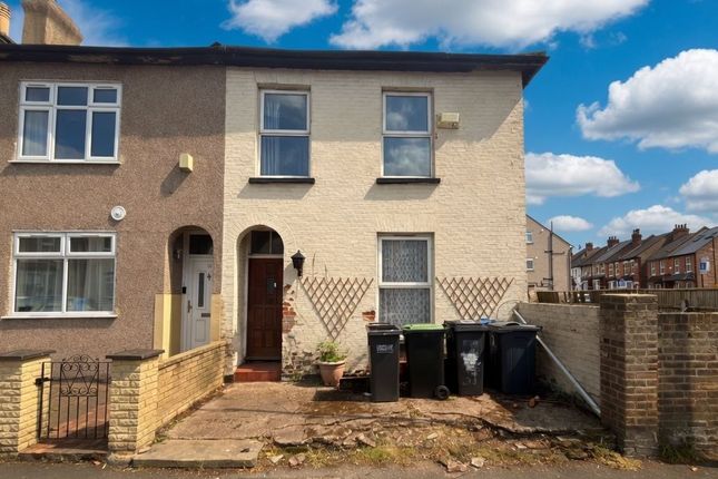 4 bed property, in 17 St. Johns Road, £275,000