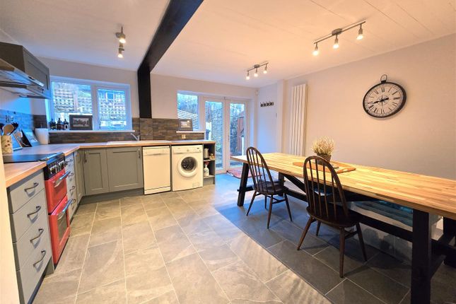 2 bed property, in Church Hill Cottages, £290,000