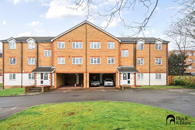 1 bed property, in Hanson Close, £230,000