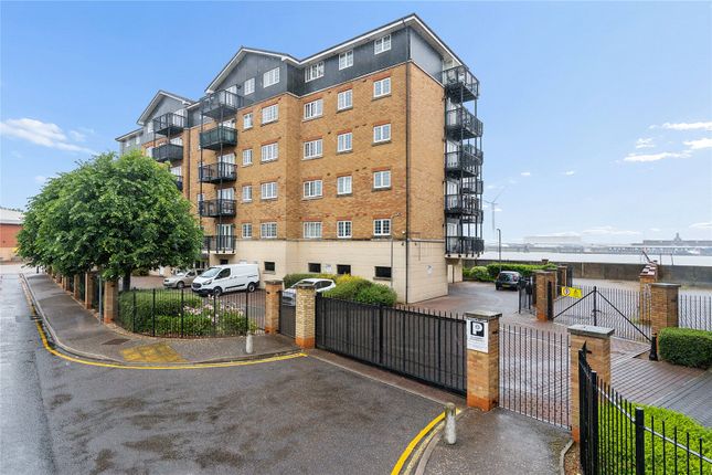 2 bed property, in Clifton Marine Parade, £200,000