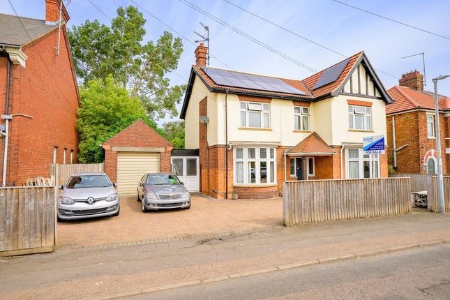 4 bed property, in Victoria Road, £400,000