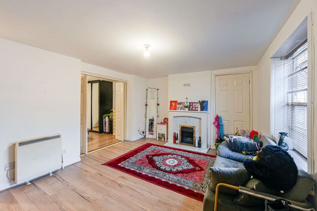 1 bed property, in Congleton Grove, £225,000