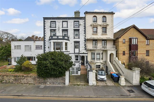 2 bed property, in Victoria Road, £70,000