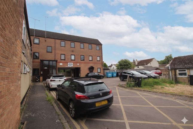 1 bed property, in Hitches Street, £110,000