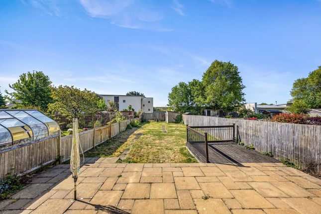 4 bed property, in Highlands Road, £475,000