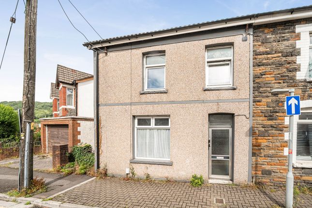 5 bed property, in Queen Street, £213,000