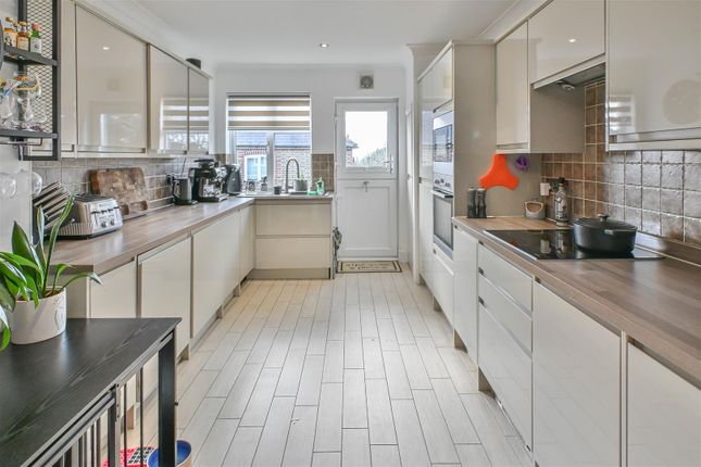 2 bed property, in Kings Road, £365,000