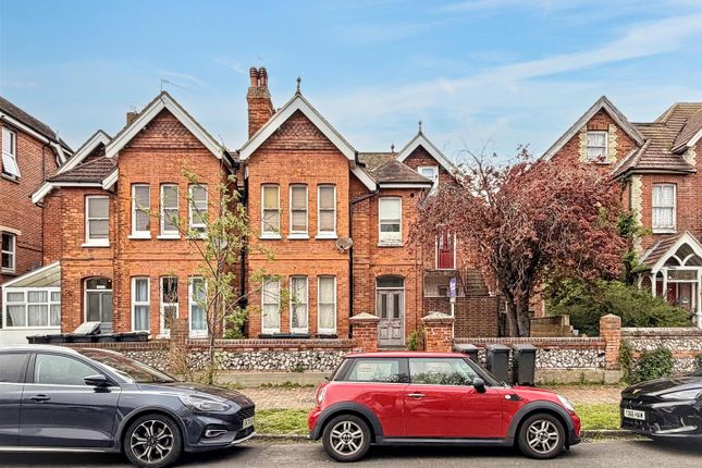 2 bed property, in Enys Road, £105,000