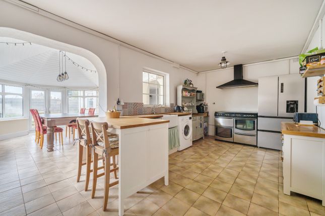 3 bed property, in Charlton Road, £325,000