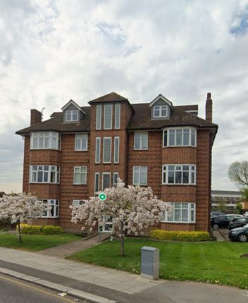 2 bed property, in Oakleigh Road North, £350,000