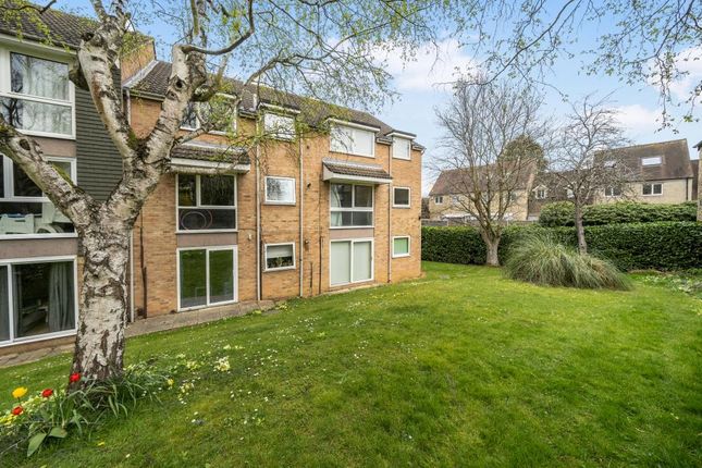 2 bed property, in Beauchamp Place, £250,000