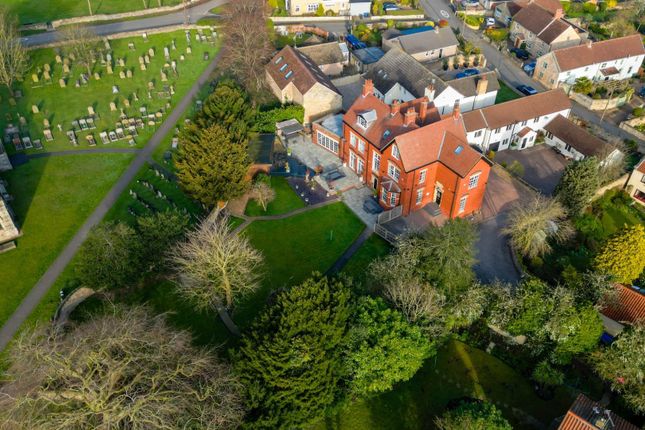 5 bed property, in Vicarage Drive, £925,000
