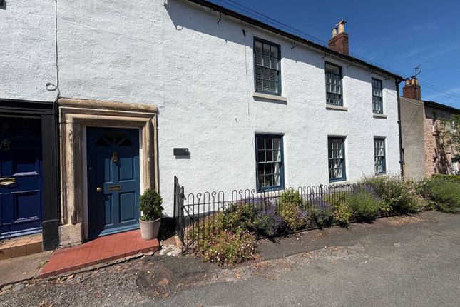 2 bed property, in Wood Street, £195,000