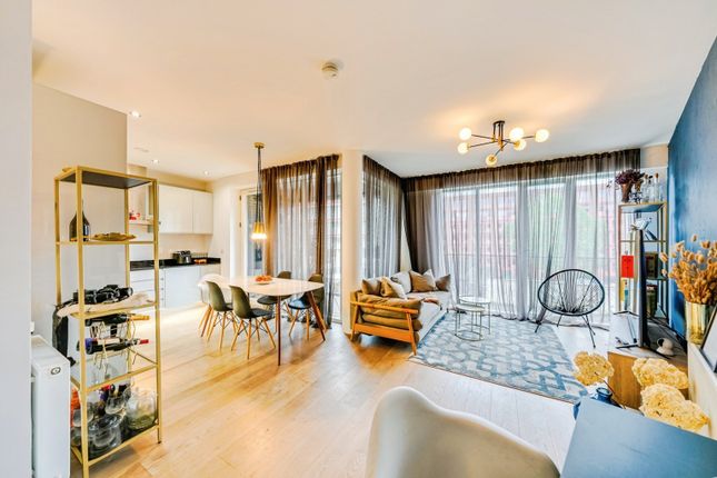1 bed property, in Smeed Road, £435,000