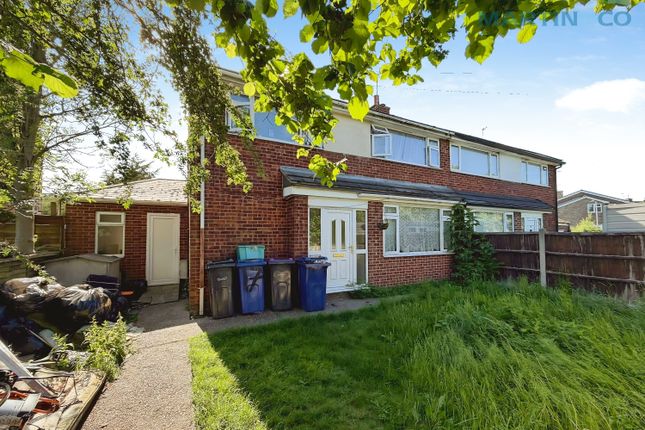3 bed property, in Holme Walk, £105,000