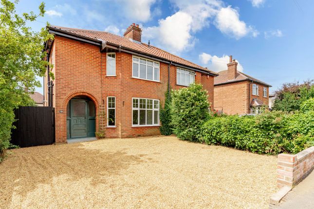 3 bed property, in Meadowbrook Close, £425,000