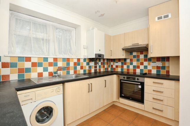 1 bed property, in Chipperfield Road, £170,000