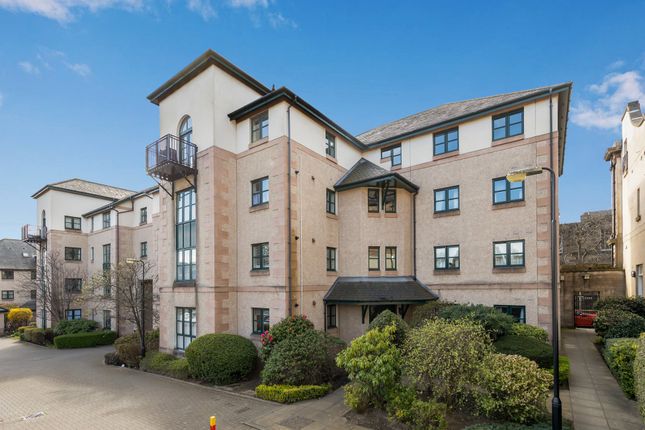 2 bed property, in 22/2 South Gray Street, £300,000