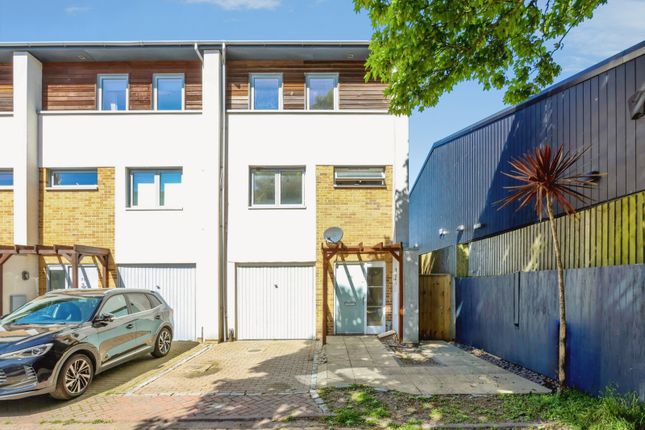 3 bed property, in Broomhill Way, £350,000
