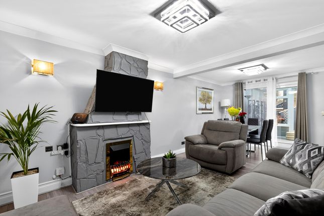 3 bed property, in Smith Close, £415,000