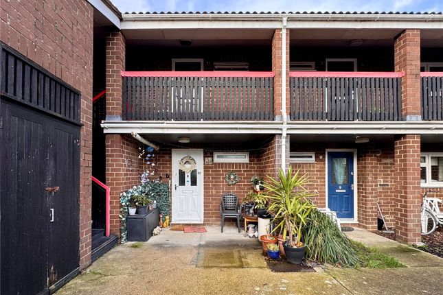 1 bed property, in The Chine, £120,000