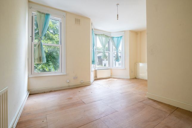 1 bed property, in York Grove, £300,000
