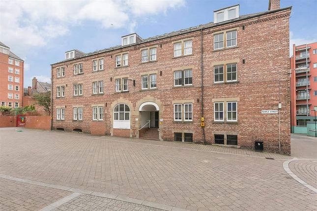 2 bed property, in Temple Street, £125,000
