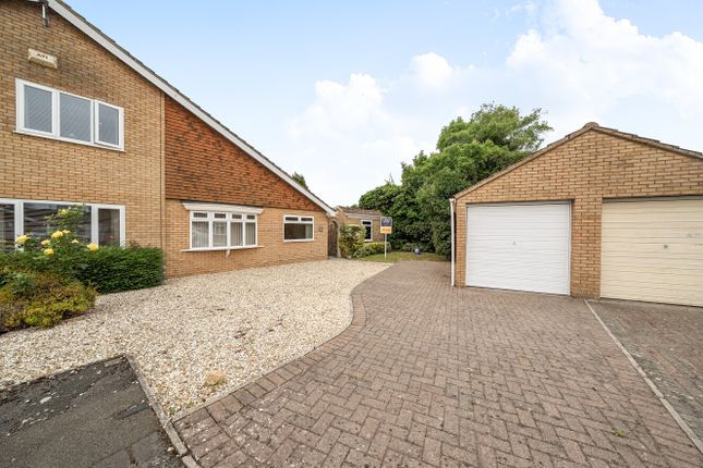 2 bed property, in Barrowby Gate, £300,000
