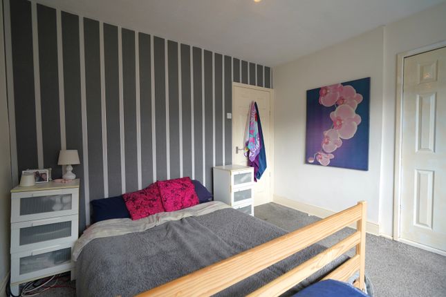 2 bed property, in Low Graham Street, £60,000