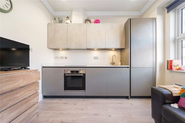1 bed property, in Lordship Lane, £285,000