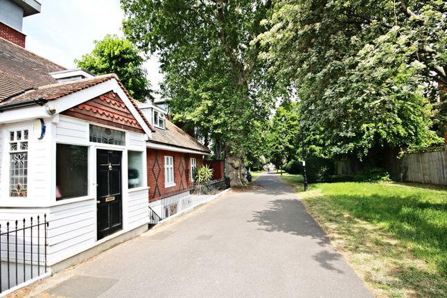 2 bed property, in Lower Richmond Road, £375,000