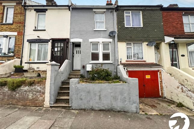 2 bed property, in Gordon Road, £180,000