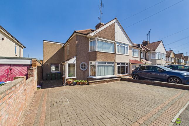 3 bed property, in 25 Holmsdale Grove, £425,000