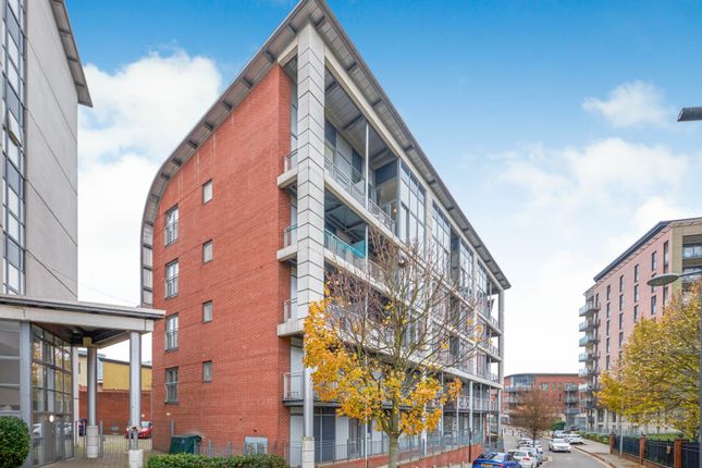 2 bed property, in Mason Way, £205,000