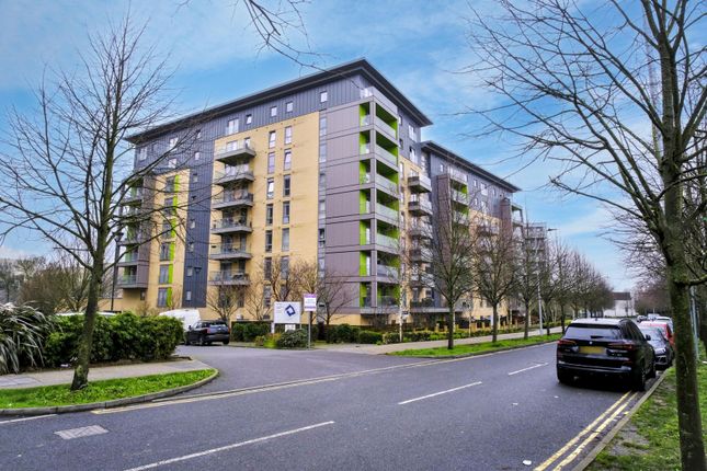 1 bed property, in Lakeside Drive, £290,000