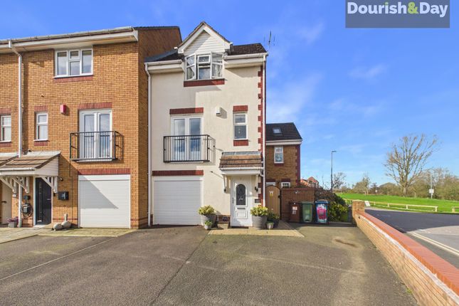 3 bed property, in Spruce Way, £265,000