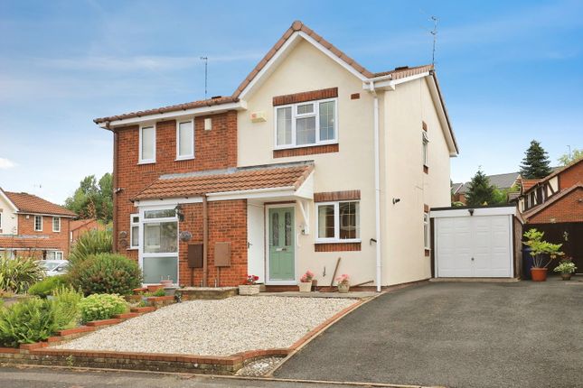 2 bed property, in Fieldfare Close, £210,000