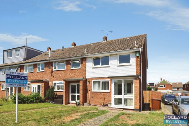 3 bed property, in Farnham Close, £275,000